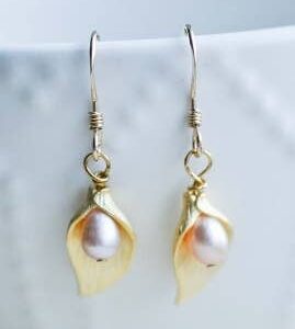Sosie Designs – Gold Lily Pearl Earrings – Pink