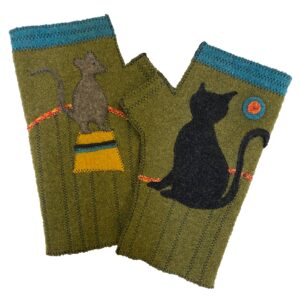 Woolflower – FG065 The Chase Fingerless Gloves